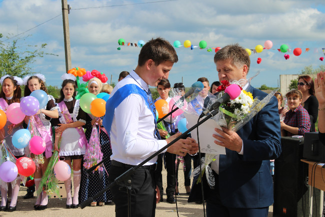 Александр Мачусский принял участие в торжественной линейке, посвященной празднику «Последний звонок»