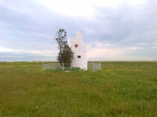 Памятник на месте братской могилы у крепости "Арабат"