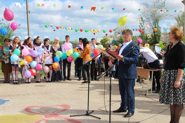 Александр Мачусский принял участие в торжественной линейке, посвященной празднику «Последний звонок»
