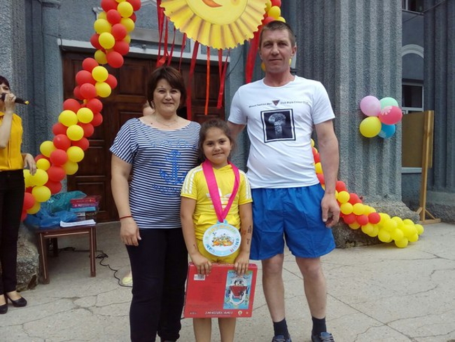 В пгт Ленино состоялся культурный спортивно-развлекательный конкурс «Мама, папа, я — спортивная семья»