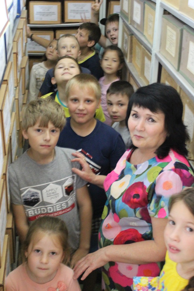 В архивном отделе (муниципальном архиве) Администрации Ленинского района для детей состоялся День открытых дверей