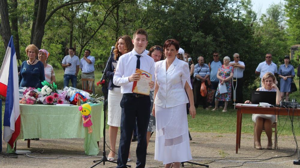 Светлана Иванова приняла участие в торжественной линейке, посвященной празднику «Последний звонок»