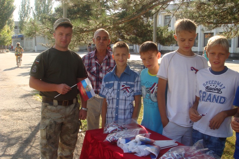 Торжественная церемония поднятия Государственного флага Российской Федерации в пгт Ленино