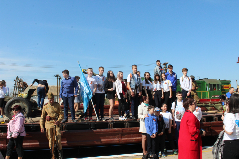 На привокзальной площади станции «Семь Колодезей» состоялись торжественные мероприятия, посвященные 74-й годовщине освобождения Крыма от фашистских захватчиков