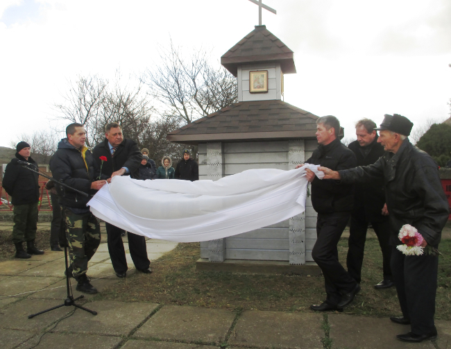 на Глазовском воинском мемориальном кладбище состоялось открытие Часовенного столба, приуроченное ко Дню Неизвестного Солдата