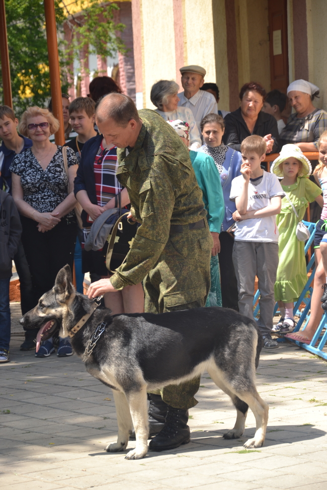 В пгт Ленино состоялось торжественное открытие памятного знака пограничникам