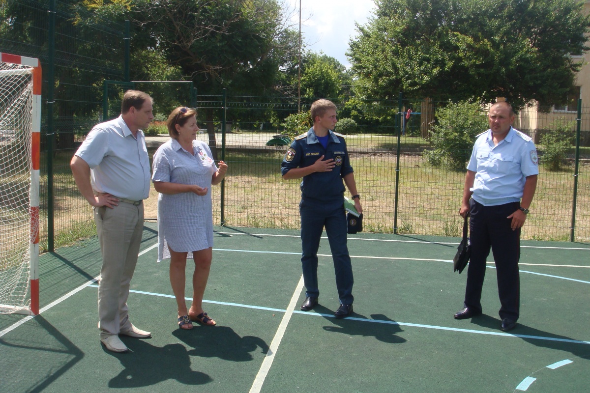 Заместитель Главы Администрации Ленинского района Олег Попов посетил спортивные площадки Ленинского района
