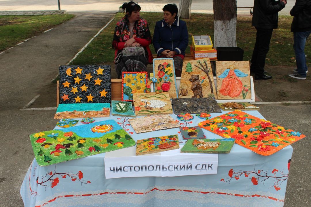 На площади РДК «Горизонт» посёлка Ленино состоялось торжественное собрание и праздничный концерт, посвященные Дню народного единства