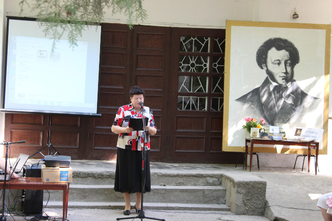 Александр Мачусский посетил литературный дворик «Пусть в каждом сердце Пушкин отзовётся»