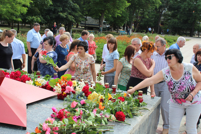 Ленинском районе состоялось возложение цветов, посвященное Дню памяти и скорби