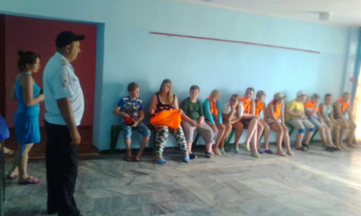 Сотрудники полиции Ленинского района рассказывают юным отдыхающим о вреде наркотических средств