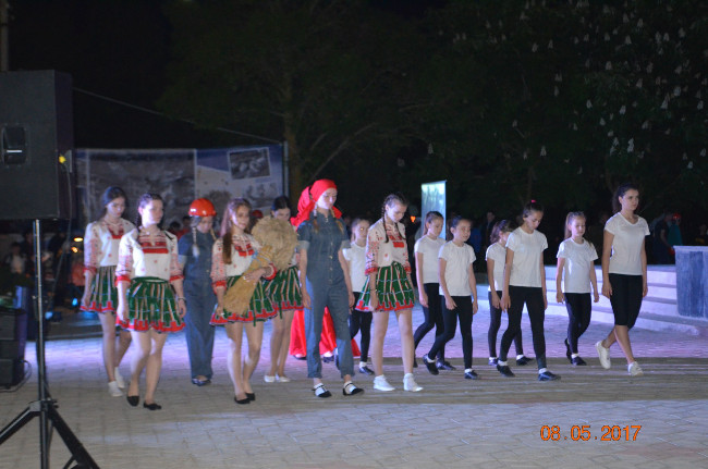 В пгт Ленино состоялись факельное шествие и митинг-реквием «Живые!Помните об этом!»