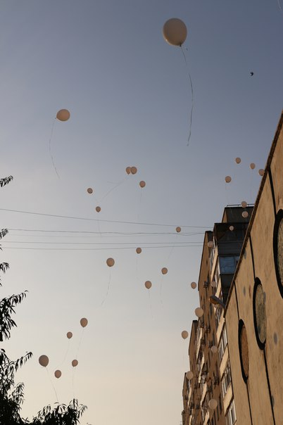 Сотни белых шаров поднялись в небо над городом Щёлкино