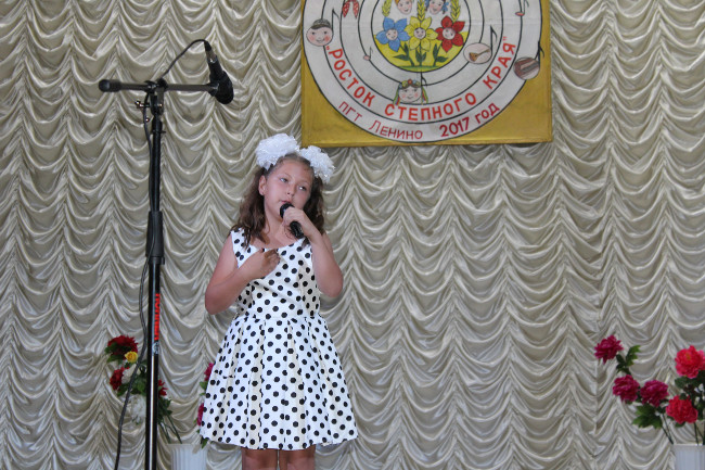 В РДК «Горизонт» прошел районный вокальный смотр-конкурс для детей и юношества «Росток степного края»