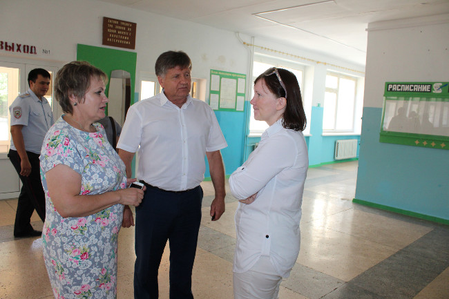 Александр Мачусский осуществил выезд в образовательные учреждения Ленинского района