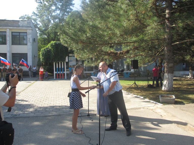 Торжественная церемония поднятия Государственного флага Российской Федерации в пгт Ленино