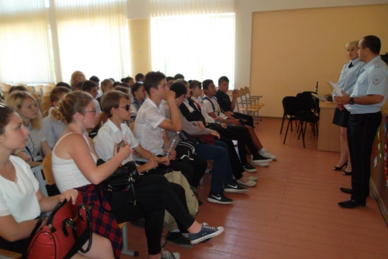 Сотрудники полиции провели правовой урок со старшеклассниками школы №2 поселка Ленино