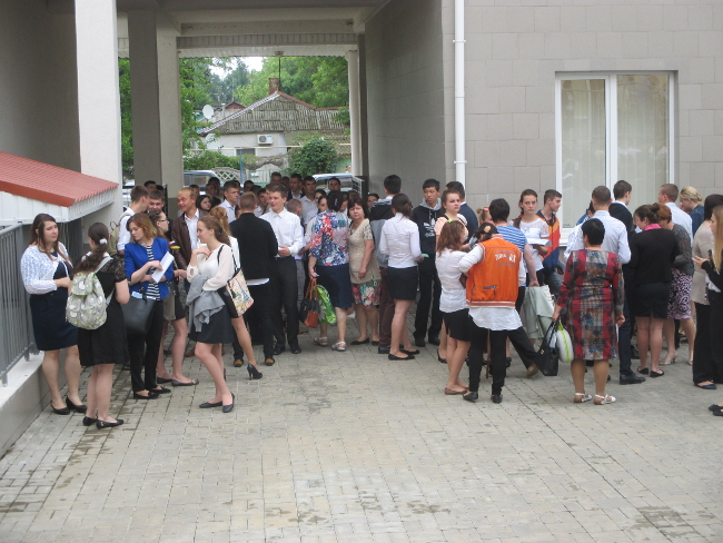 В Ленинском районе выпускники 11-х классов сдают государственную итоговую аттестацию