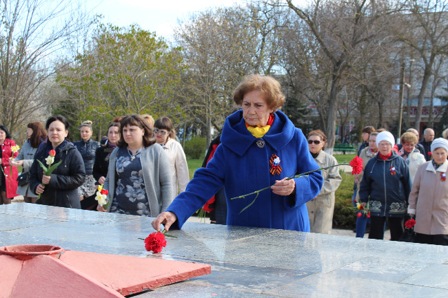 Ленинском районе состоялось возложение цветов, посвященное 73-й годовщине освобождения Ленинского района от фашистских захватчиков