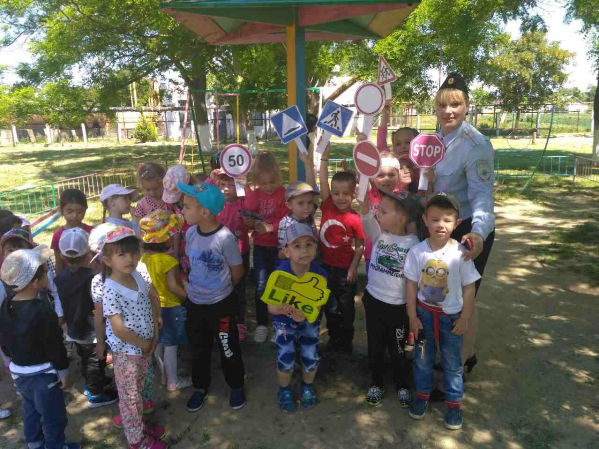 В Ленинском районе сотрудники ГИБДД в игровой форме учат маленьких отдыхающих Правилам дорожного движения