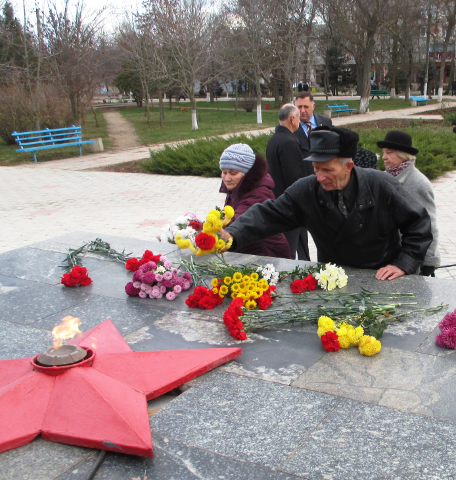Почтив минутой молчания память павших в годы самой страшной в истории человечества войны, присутствующие возложили цветы к Обелиску Славы.