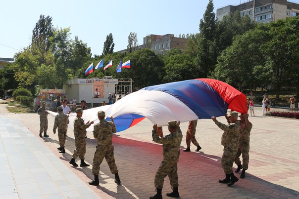 Над Щёлкино поднялся большой флаг России