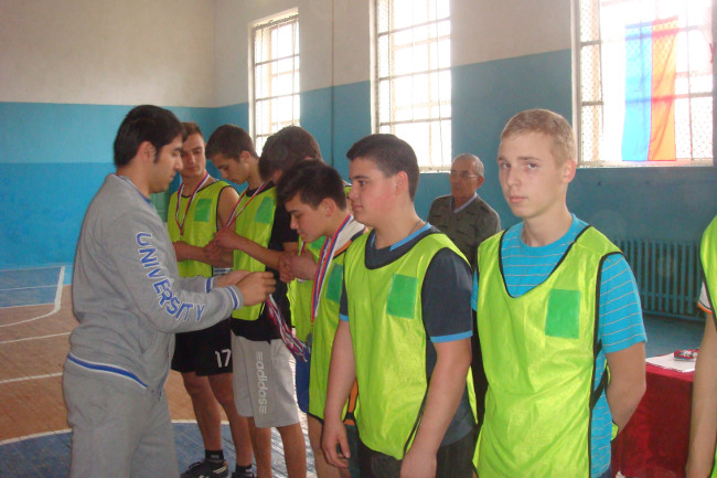 В Ленинском районе прошли соревнования по волейболу среди школьников