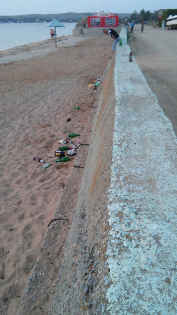 Москвичи о пляжах в Щелкино: Состояние городского пляжа ужасающее