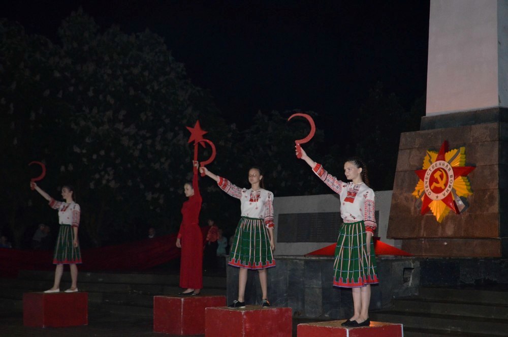 пгт Ленино состоялись факельное шествие и театрализованный митинг-реквием «Нетленна память за ратный подвиг»