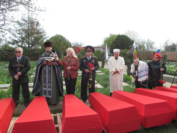 Торжественное перезахоронение останков советских воинов в Ленинском районе