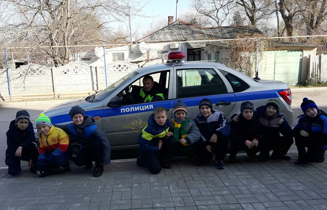 В Ленинском районе инспекторы ГИБДД проводят с ребятами акцию «Безопасные каникулы»