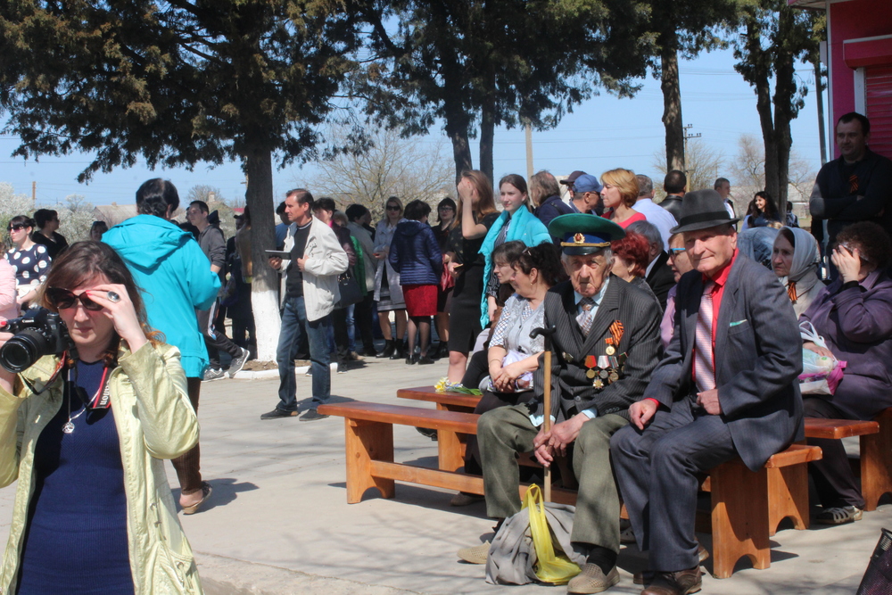 На привокзальной площади станции «Семь Колодезей» состоялись торжественные мероприятия, посвященные 74-й годовщине освобождения Крыма от фашистских захватчиков