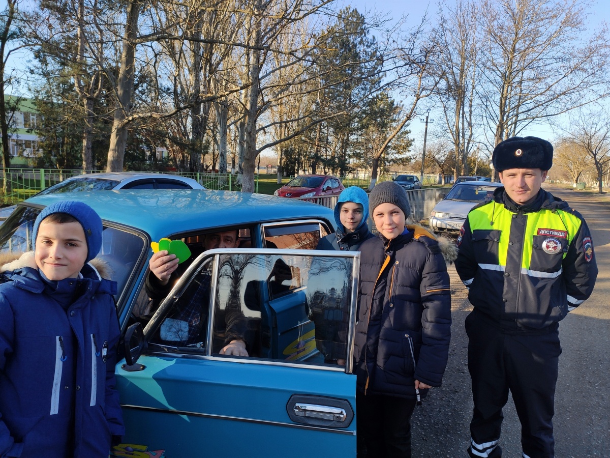 В Ленинском районе дети вместе с Госавтоинспекторами провели акцию «Достучаться до сердец»
