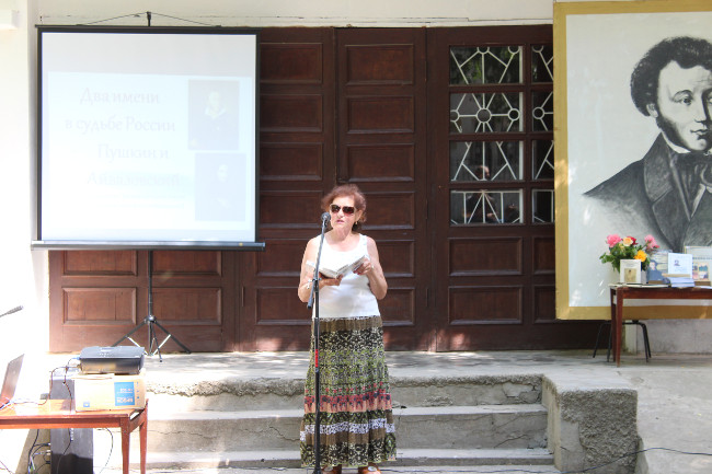 Александр Мачусский посетил литературный дворик «Пусть в каждом сердце Пушкин отзовётся»