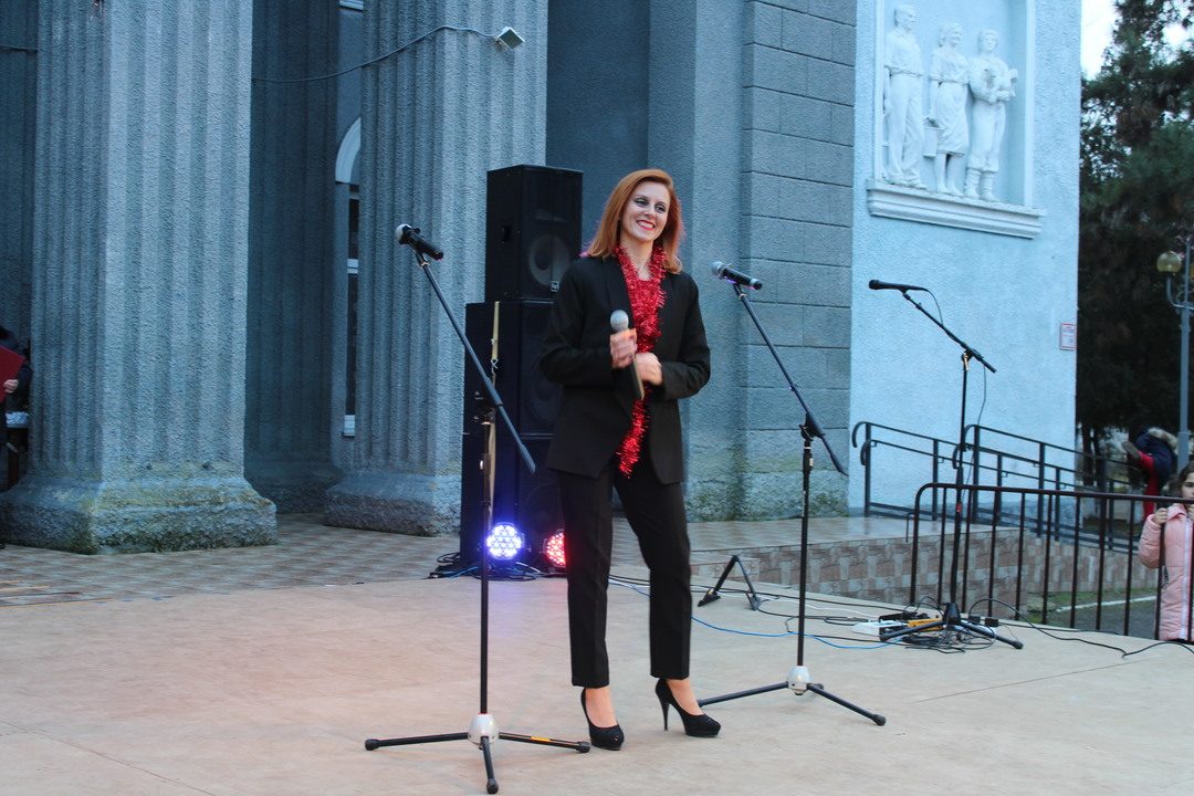 Главная Ёлка Ленинского района открылась сегодня праздничным мероприятием для детей и взрослых