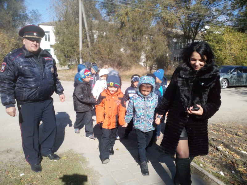 Инспекторы ГИБДД в преддверии осенних каникул напомнили детям и их родителям, а также водителям о Правилах дорожного движения