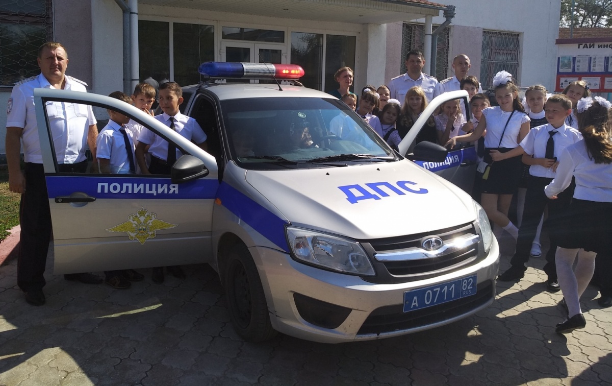 Дорожные полицейские Ленинского района в День Знаний провели акцию «Дорога безопасности»