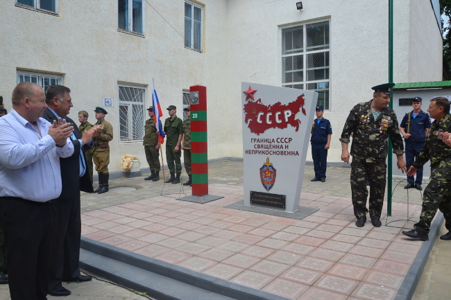 В пгт Ленино состоялось торжественное открытие памятного знака пограничникам