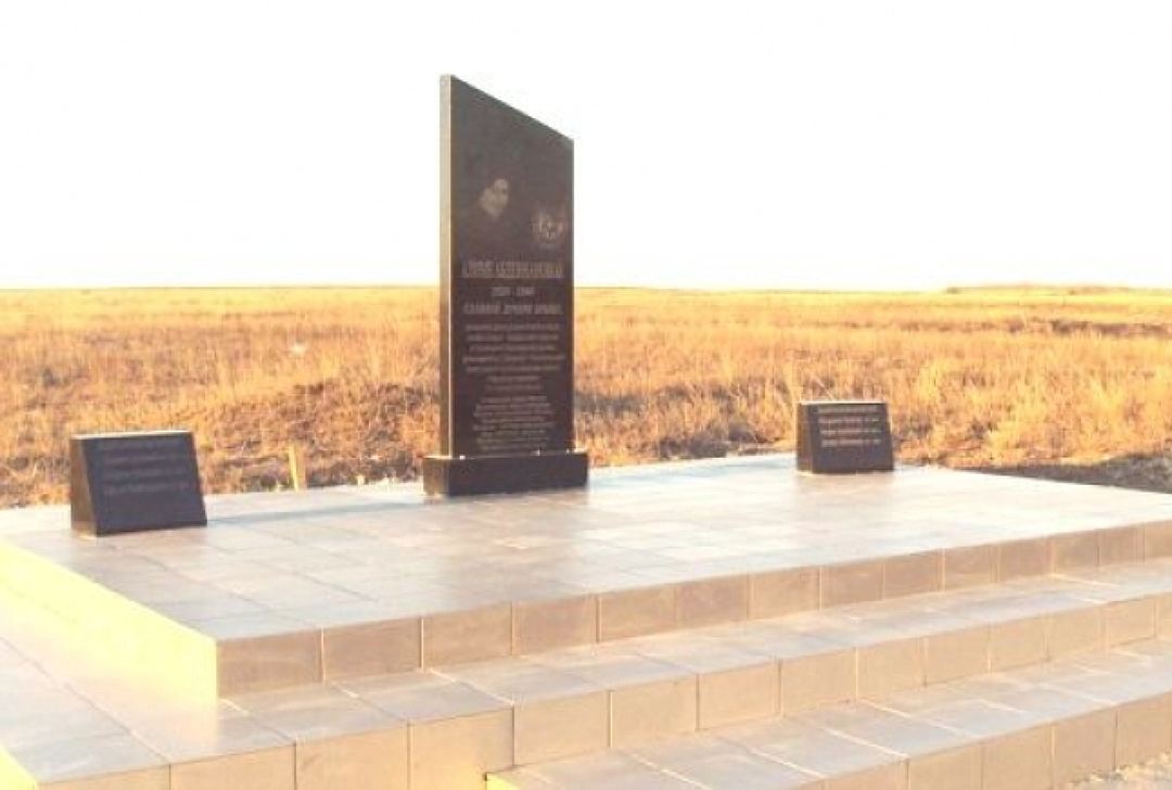 Сегодня или завтра десятки жителей Крыма встретятся с цветами у памятника татарской девушке, руководителя разведгруппы &amp;quot;Дая&amp;quot;, Героя России Алиме Абденановой.Фото: из архива Владимира Лота.