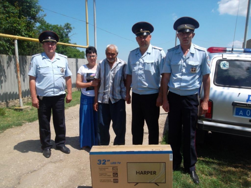 Сотрудники ГИБДД Ленинского района посетили семью погибшего при исполнении служебного долга товарища Сотрудники ГИБДД Ленинского района посетили семью погибшего при исполнении служебного долга товарища
