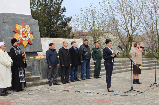 В пгт Ленино прошел антитеррористический митинг