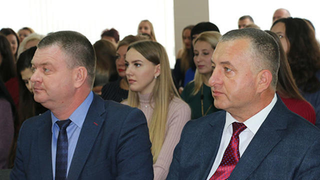 "Сердечно поздравляю вас с профессиональным праздником – Днем работника налоговых органов Российской Федерации. Люди хотят жить в благополучном государстве, ощущать на себе его заботу. И немалый вклад в достижение этой благородной цели вносят налоговые органы, ведь их основной ролью является обеспечение финансового благополучия страны. Ежедневно своим  трудом вы решаете нелегкую задачу – наполнения государственной казны, ведь Налоги - это фундамент экономической и социальной жизни государства. От качества вашей работы непосредственно зависит решение всего комплекса социально-экономических вопросов и самых актуальных человеческих проблем. Ваши знания и опыт, трудолюбие и профессионализм являются залогом стабильной налоговой системы, которая обеспечивает достаточный объем поступлений в бюджеты всех уровней, справедливый подход к налогообложению всех категорий налогоплательщиков. От вашей энергии и настойчивости зависит решение тех важных социально-экономических задач, которые стоят сегодня перед нашим государством. От души желаю всем вам хорошего, праздничного настроения, крепкого здоровья, счастья и благополучия."  За безупречное исполнение должностных обязанностей, высокий профессионализм и многолетний добросовестный труд Олег Водопьянов вручил сотрудникам межрайонной инспекции ФНС России №7 по Республике Крым заслуженные  награды.