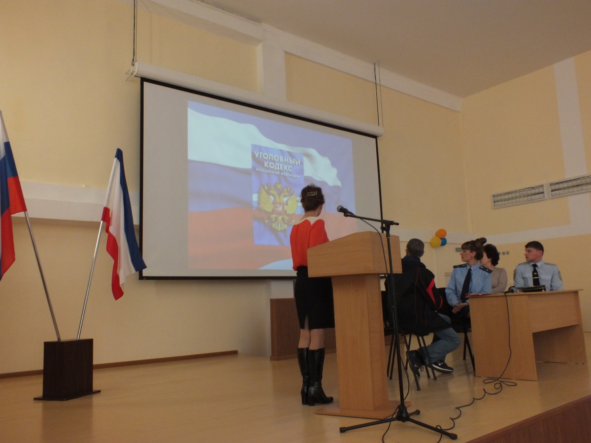 Сотрудники полиции совместно с отделом образования, прокуратурой Ленинского района и центром социальной службы для семьи, детей и молодежи в рамках правового воспитания провели совместную встречу со старшеклассниками