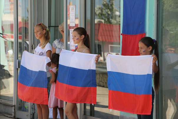 Над Щёлкино поднялся большой флаг России