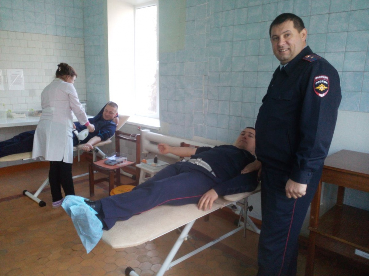 В Ленинском районе сотрудники Госавтоинспекции приняли участие в акции «Сдай кровь-  спаси  жизнь»