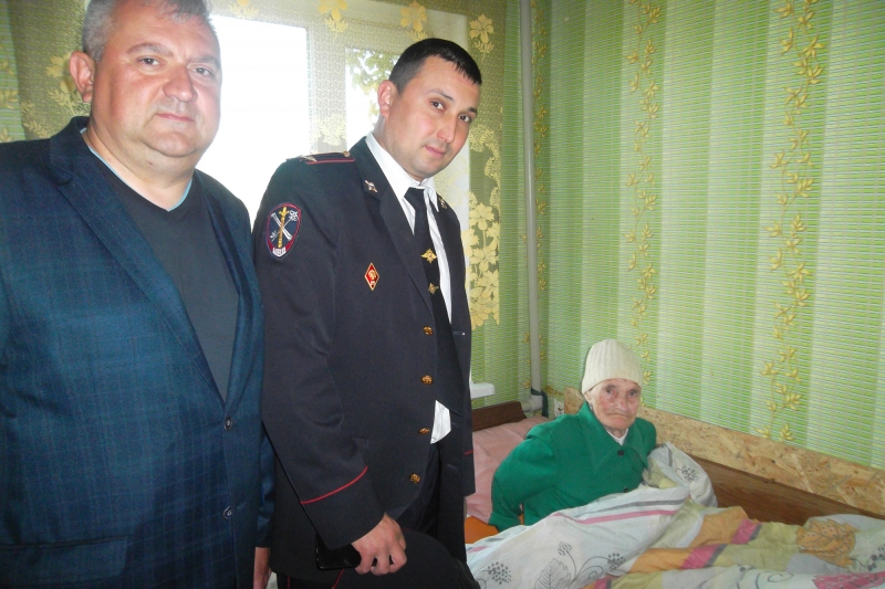 В Ленинском районе полицейские и общественники поздравляют с Днем Победы ветеранов Великой Отечественной войны