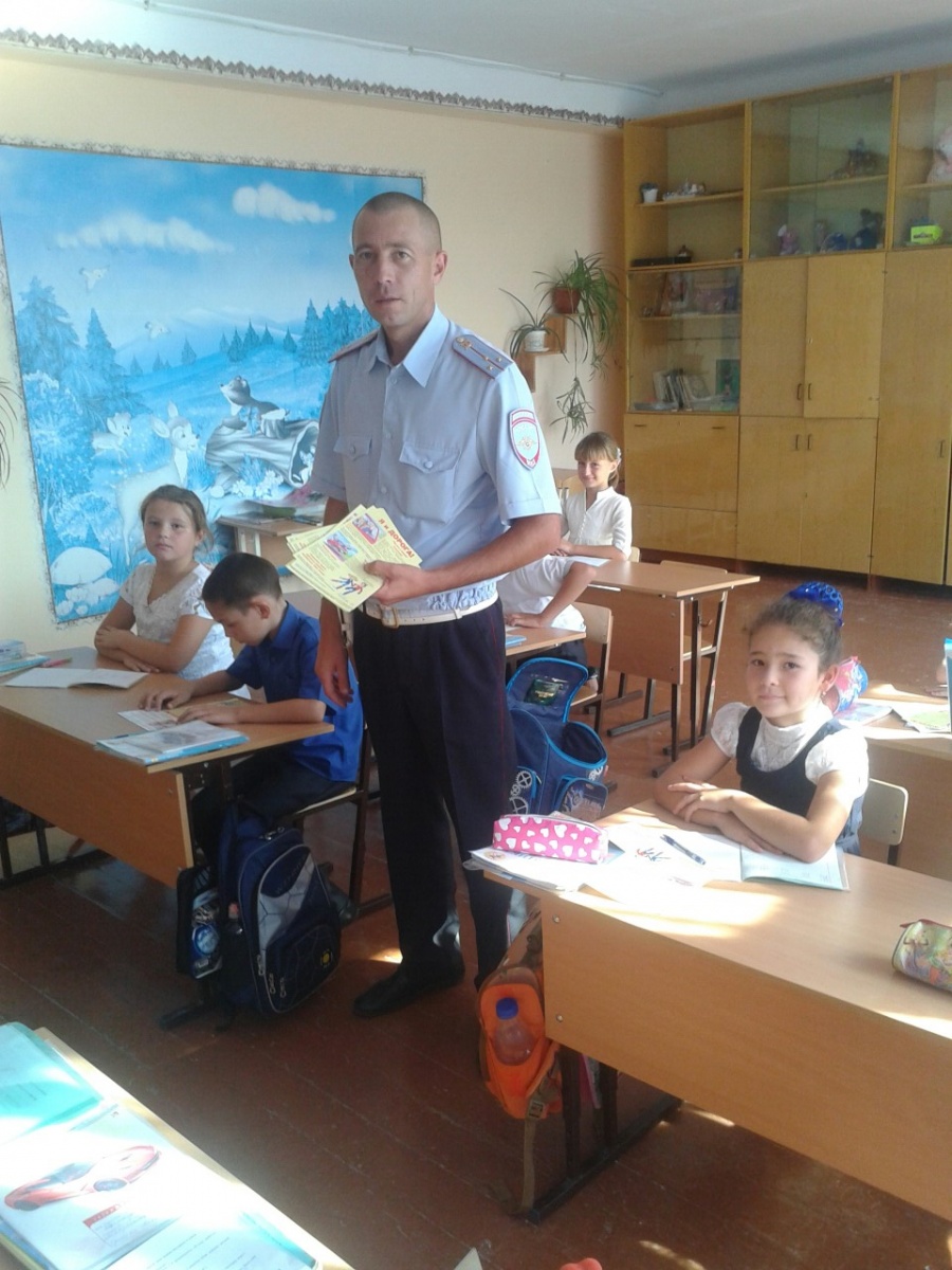 Дорожные полицейские Ленинского района провели уроки безопасности в школах