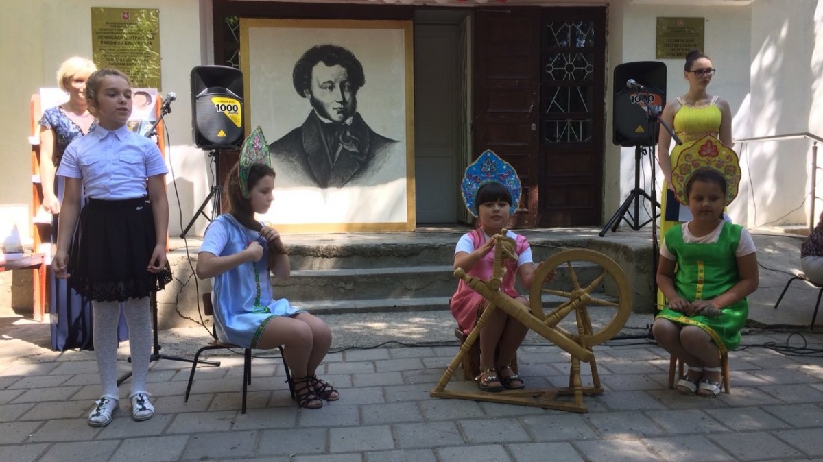 В Ленинской районной библиотеке состоялось встреча в литературном дворике «И в XXI веке Пушкин с нами»