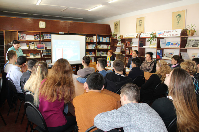 В Ленинской районной библиотеке проведен правовой час «Есть множество законов, но главный – один»