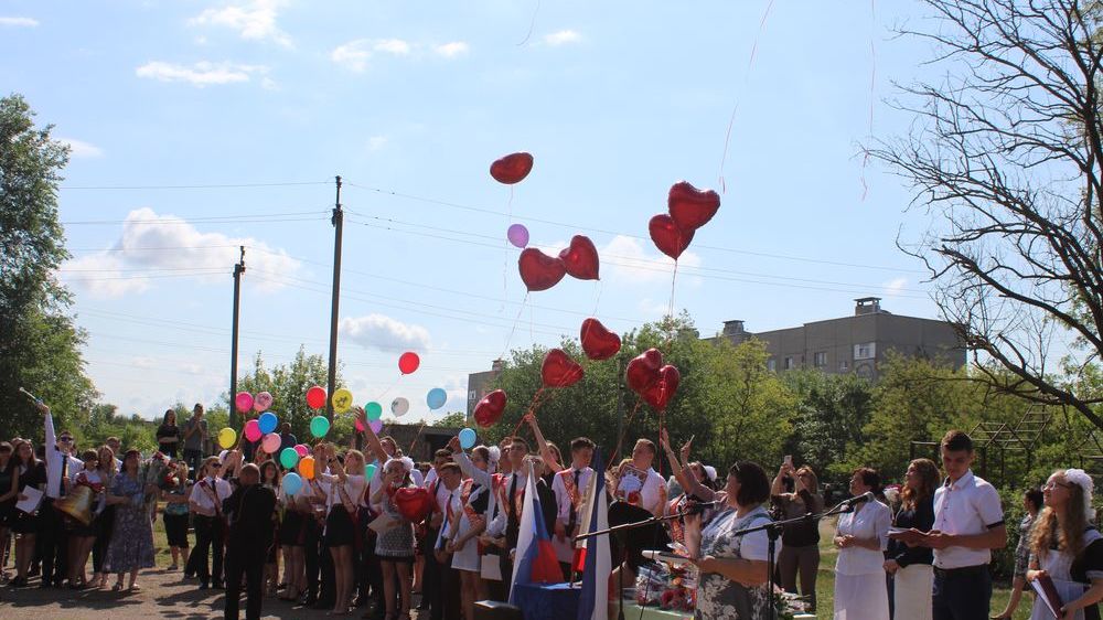 Светлана Иванова приняла участие в торжественной линейке, посвященной празднику «Последний звонок»